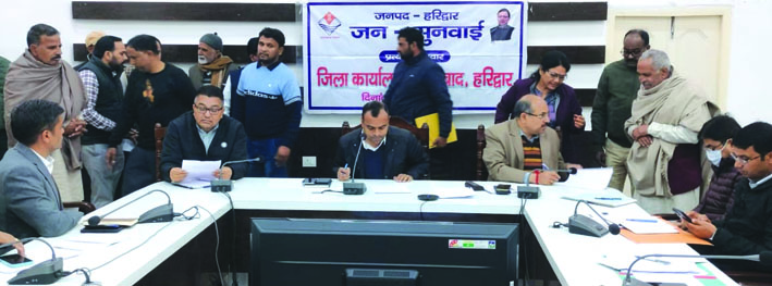 जनसुनवायी करते डीएम यूर दीक्षित जनसुनवायी करते डीएम यूर दीक्षित