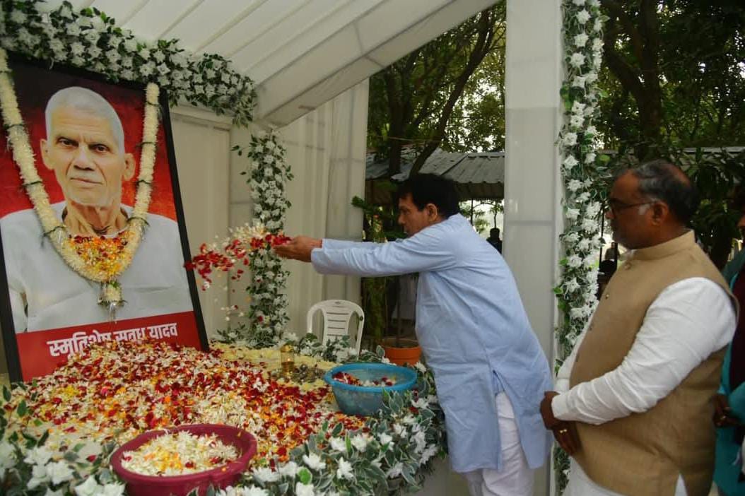 ऊर्जा मंत्री ए के शर्मा गिरीश चंद्र यादव के पिता जी को श्रद्धांजलि अर्पित करते हुए ऊर्जा मंत्री ए के शर्मा गिरीश चंद्र यादव के पिता जी को श्रद्धांजलि अर्पित करते हुए