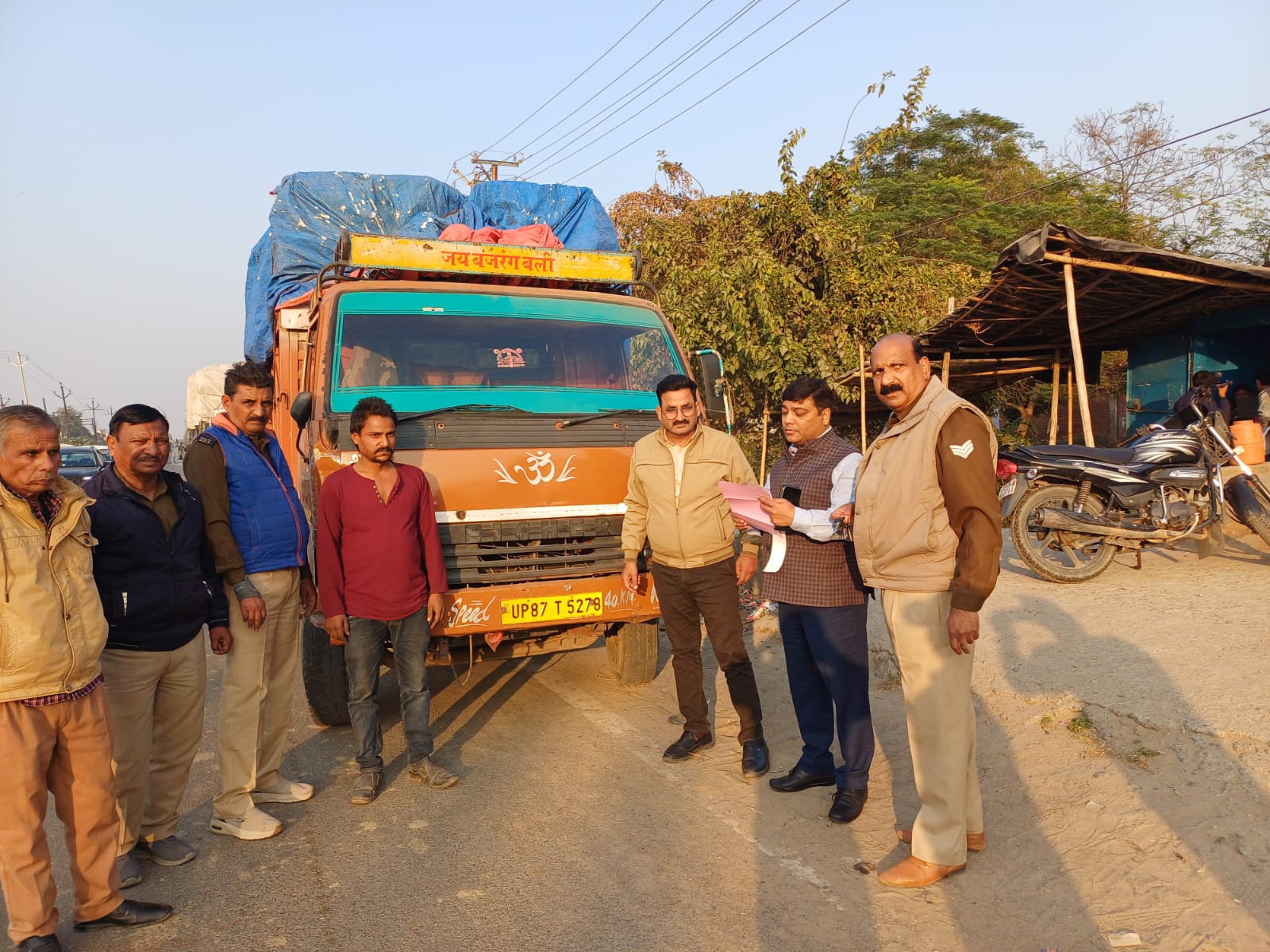 ट्रक को सीज करते अधिकारी ट्रक को सीज करते अधिकारी