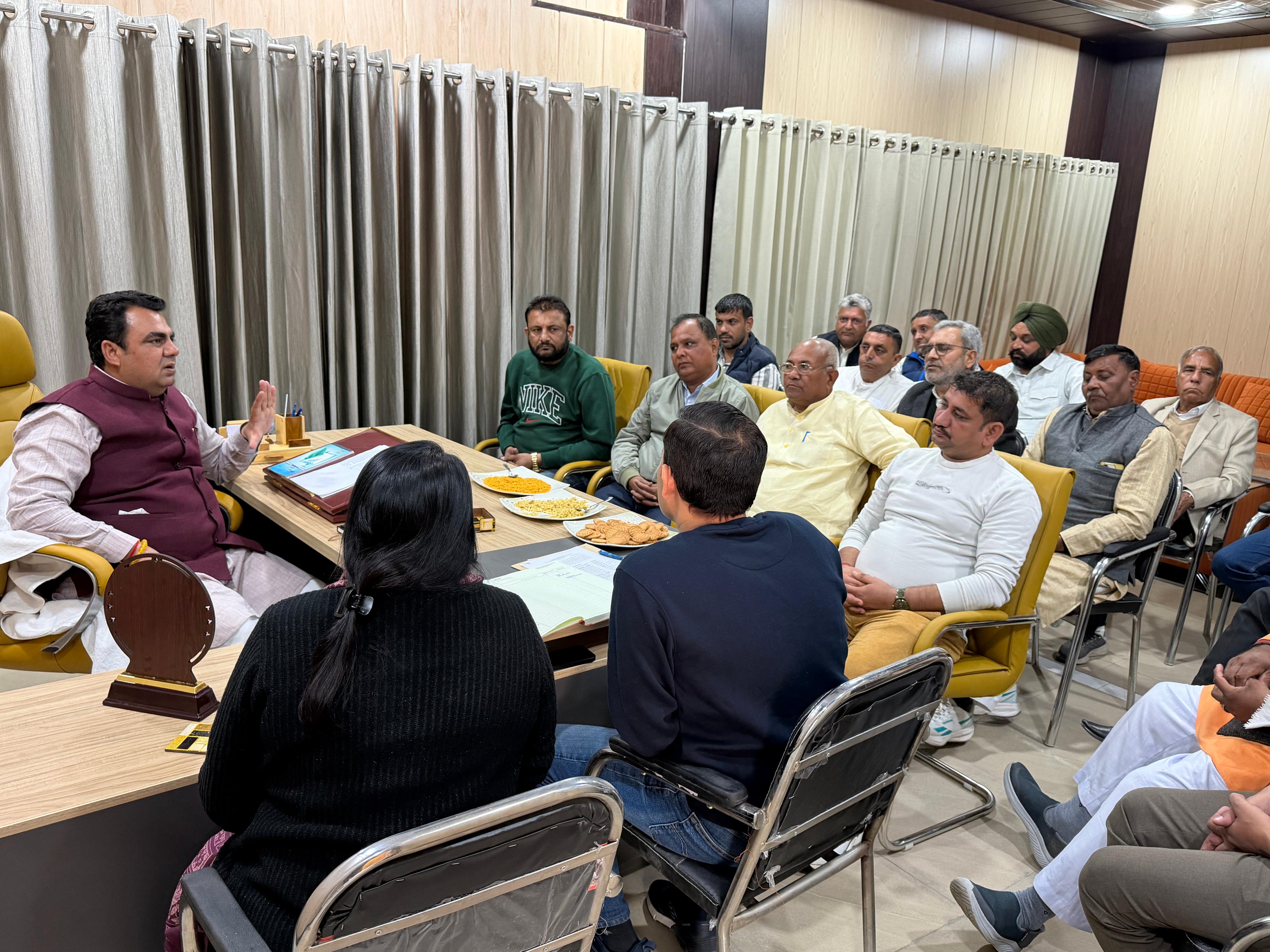 पानीपत मार्किट कमेटी की बैठक में बोलते मार्किट कमेटी चेयरमेन अवतार सिंह शास्त्री पानीपत मार्किट कमेटी की बैठक में बोलते मार्किट कमेटी चेयरमेन अवतार सिंह शास्त्री