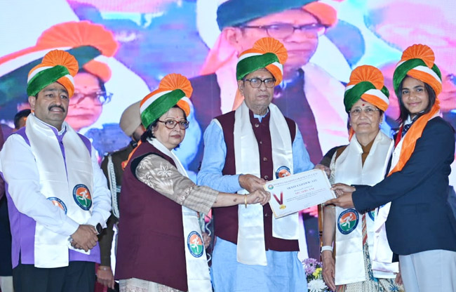 सोनीपत  राज्यपाल एवं कुलाधिपति प्रोफेसर असीम घोष खेल विश्वविद्यालय के दीक्षांत समारोह में डिग्री वितरित करते हुए