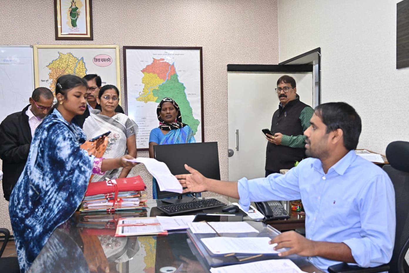 लोगों से आवेदन लेते हुए कलेक्टर अबिनाश मिश्रा.