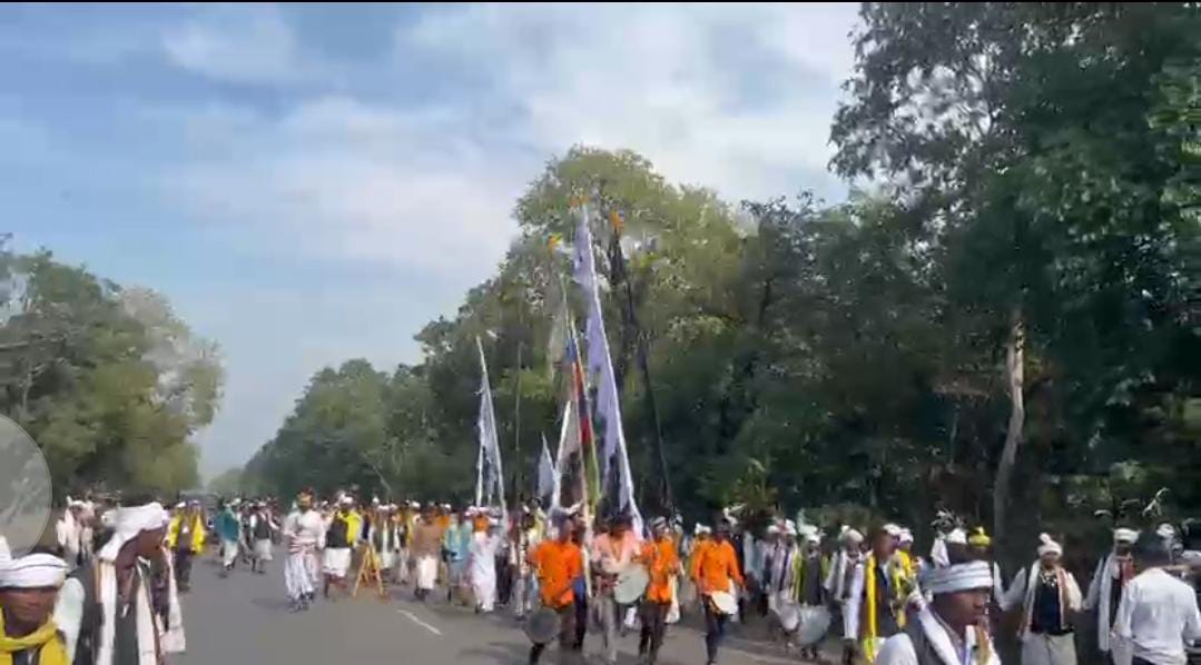 डांग डोली लेकर आते हुए समाजजन