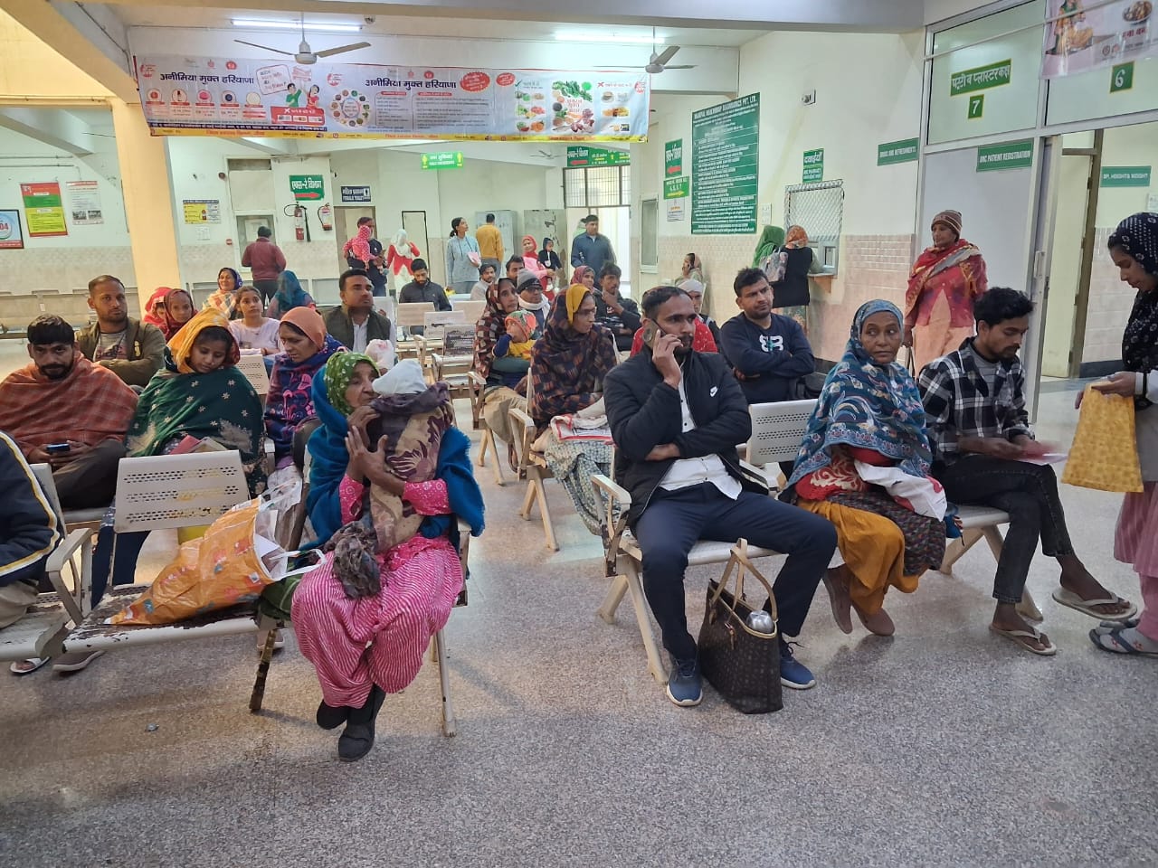 नागरिक अस्पताल में उपचार के लिए आए लोग.