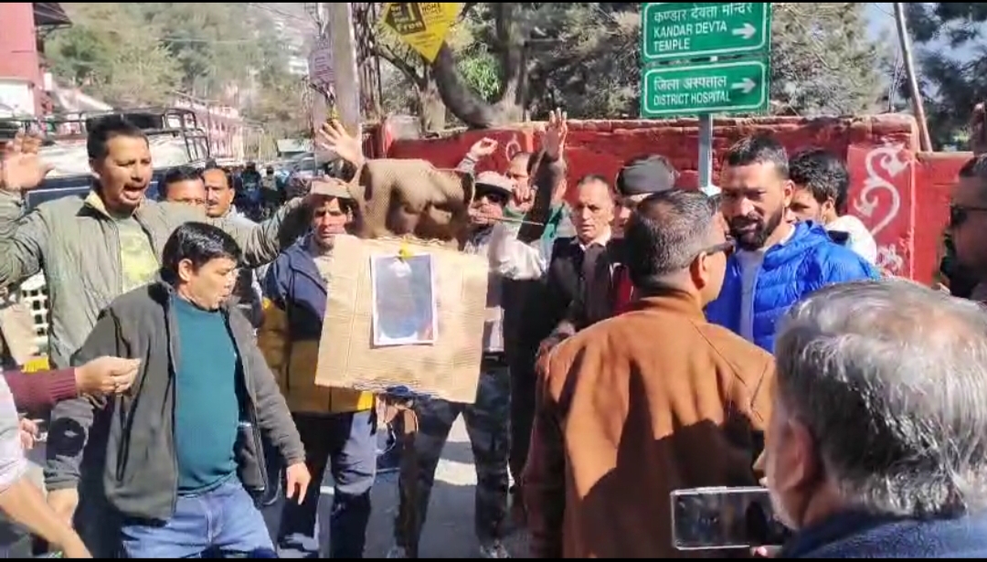 धराली के ग्रामीणों ने डीएम को ज्ञापन प्रेषित कर बताया विकास विरोधी