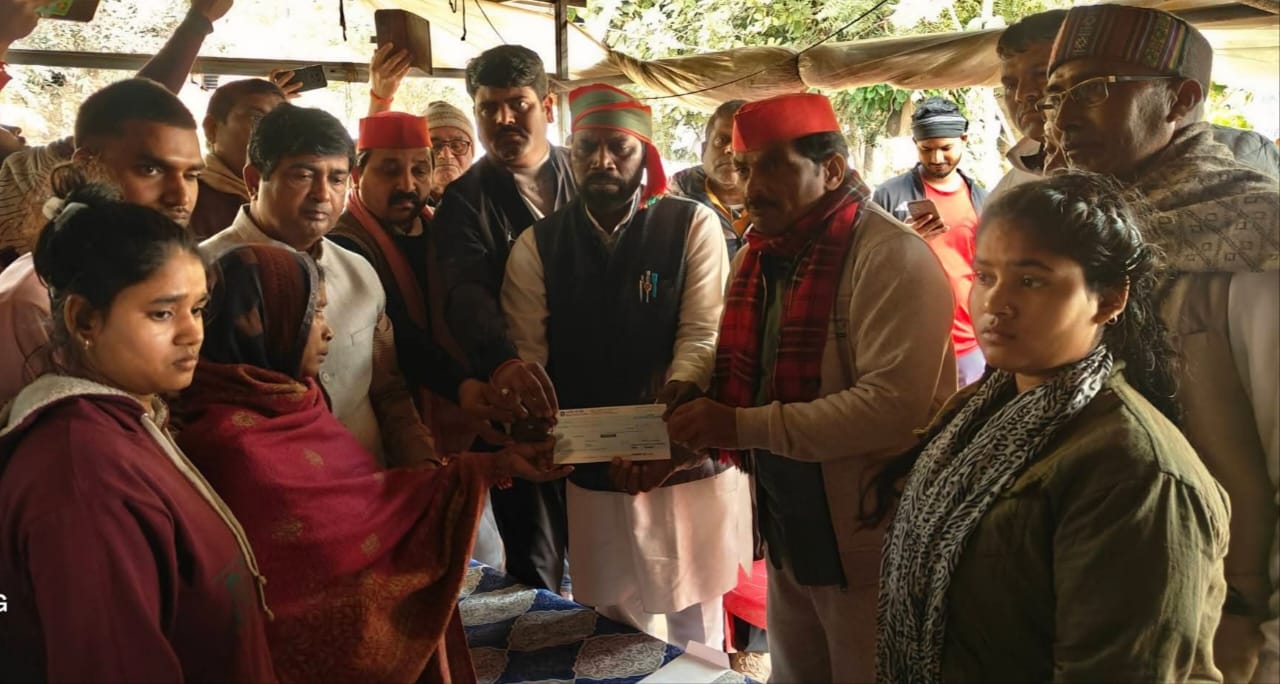 सपा का एक प्रतिनिधि मंडल मुन्ना निषाद के आवास पहुंचा आर्थिक मदद दी