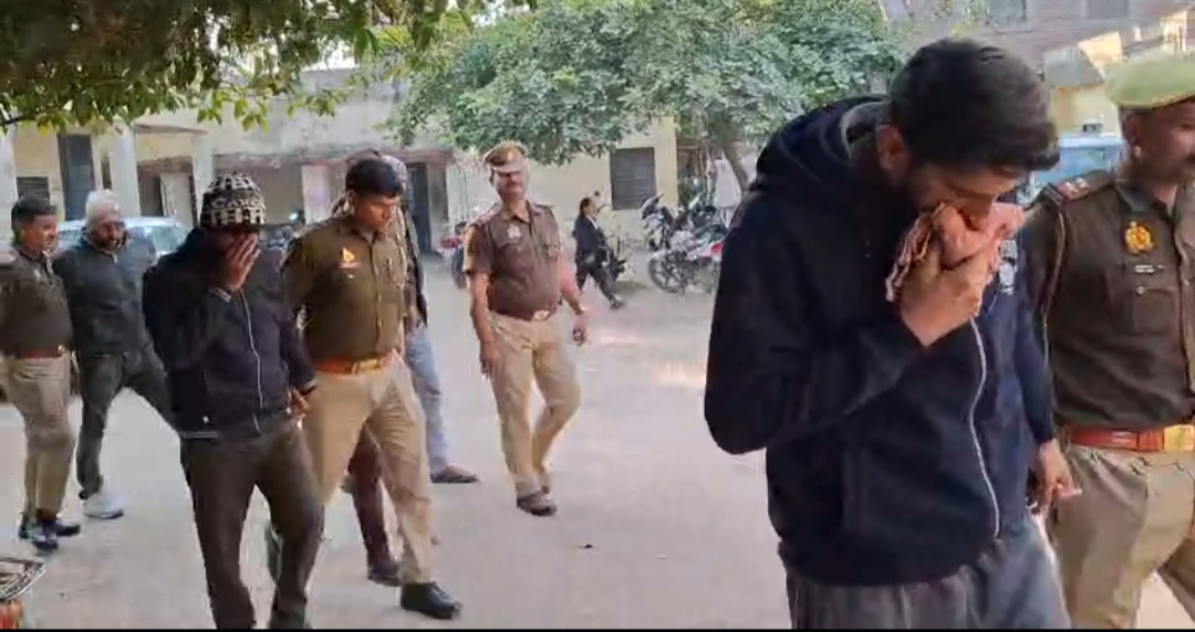 कफ सिरप तस्करी से जुड़े अभियुक्तों को कोर्ट में पेश करते पुलिस अधिकारी