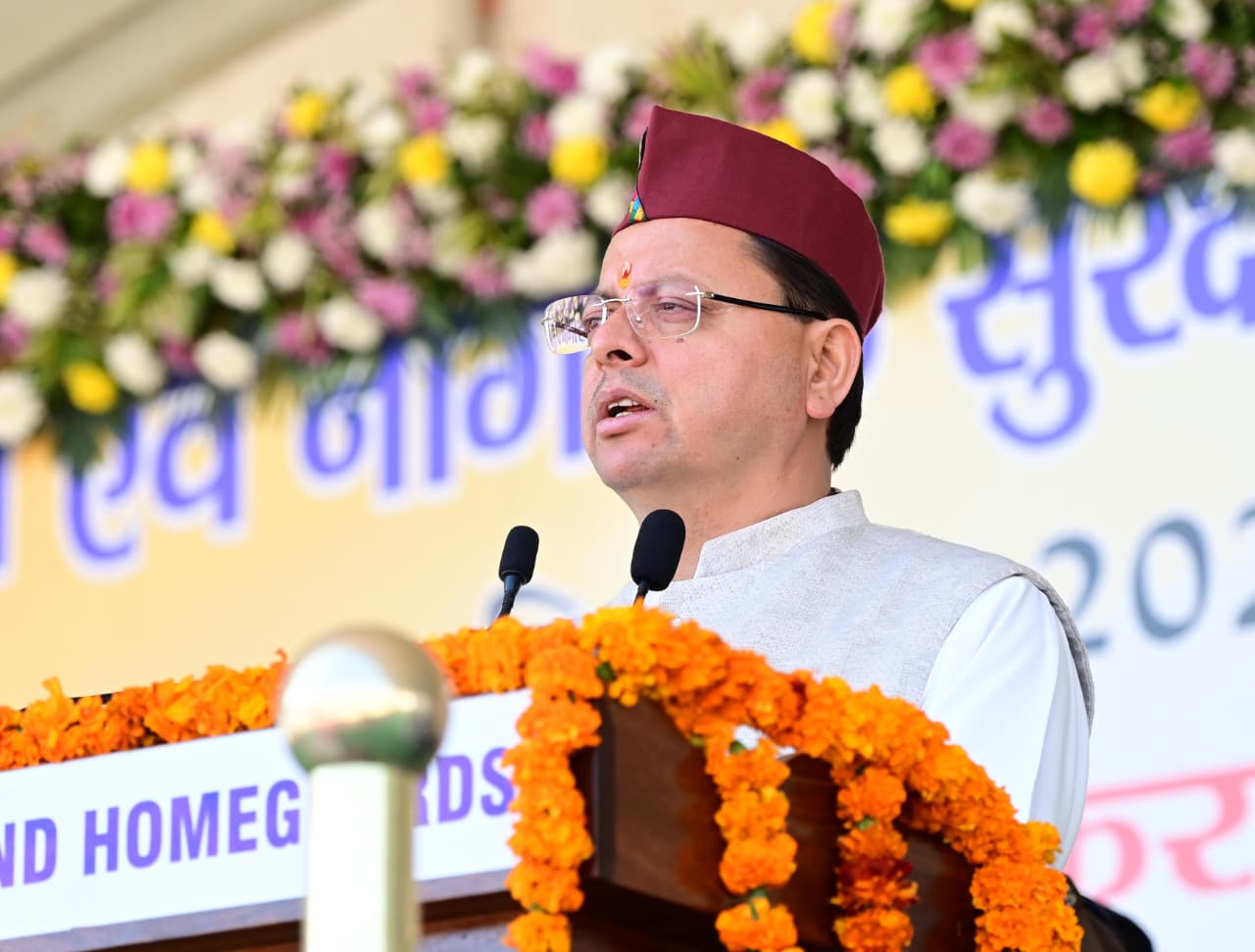 होमगार्ड्स स्थापना दिवस पर रैतिक परेड को संबोधित करते. होमगार्ड्स स्थापना दिवस पर रैतिक परेड को संबोधित करते.