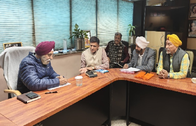 दिल्ली के महापौर राजा इकबाल सिंह गुरुद्वारा कमेटी के सदस्यों के साथ मुलाकात करते हुए.