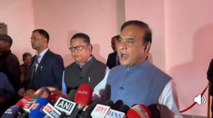 संवाददाताओं से बातचीत करते हुए मुख्यमंत्री डॉ हिमंत बिस्व सरमा।