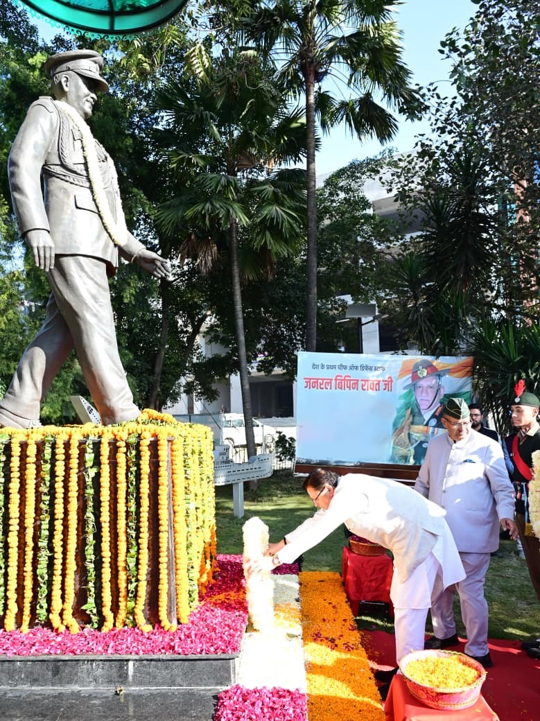 Chief Minister  पुष्कर सिंह धामी कनक चौक स्थित पार्क में जनरल बिपिन रावत की प्रतिमा पर पुष्पचक्र अर्पित करते.