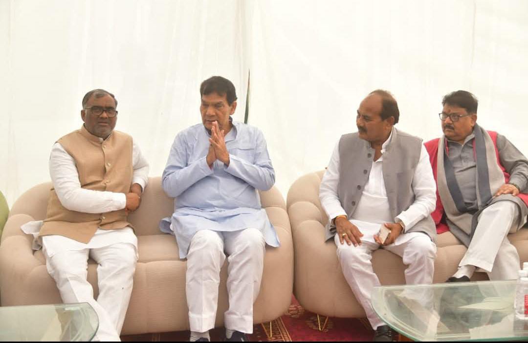 राज्य मंत्री गिरीश चंद्र यादव से बातचीत करते हुए ऊर्जा मंत्री ए के शर्मा राज्य मंत्री गिरीश चंद्र यादव से बातचीत करते हुए ऊर्जा मंत्री ए के शर्मा