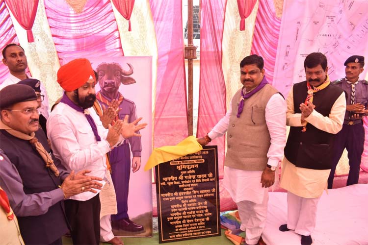 मंत्री गजेन्द्र यादव राष्ट्रीय रोवर-रेंजर जंबूरी 2026 कार्यक्रम स्थल का पूजन करते हुए