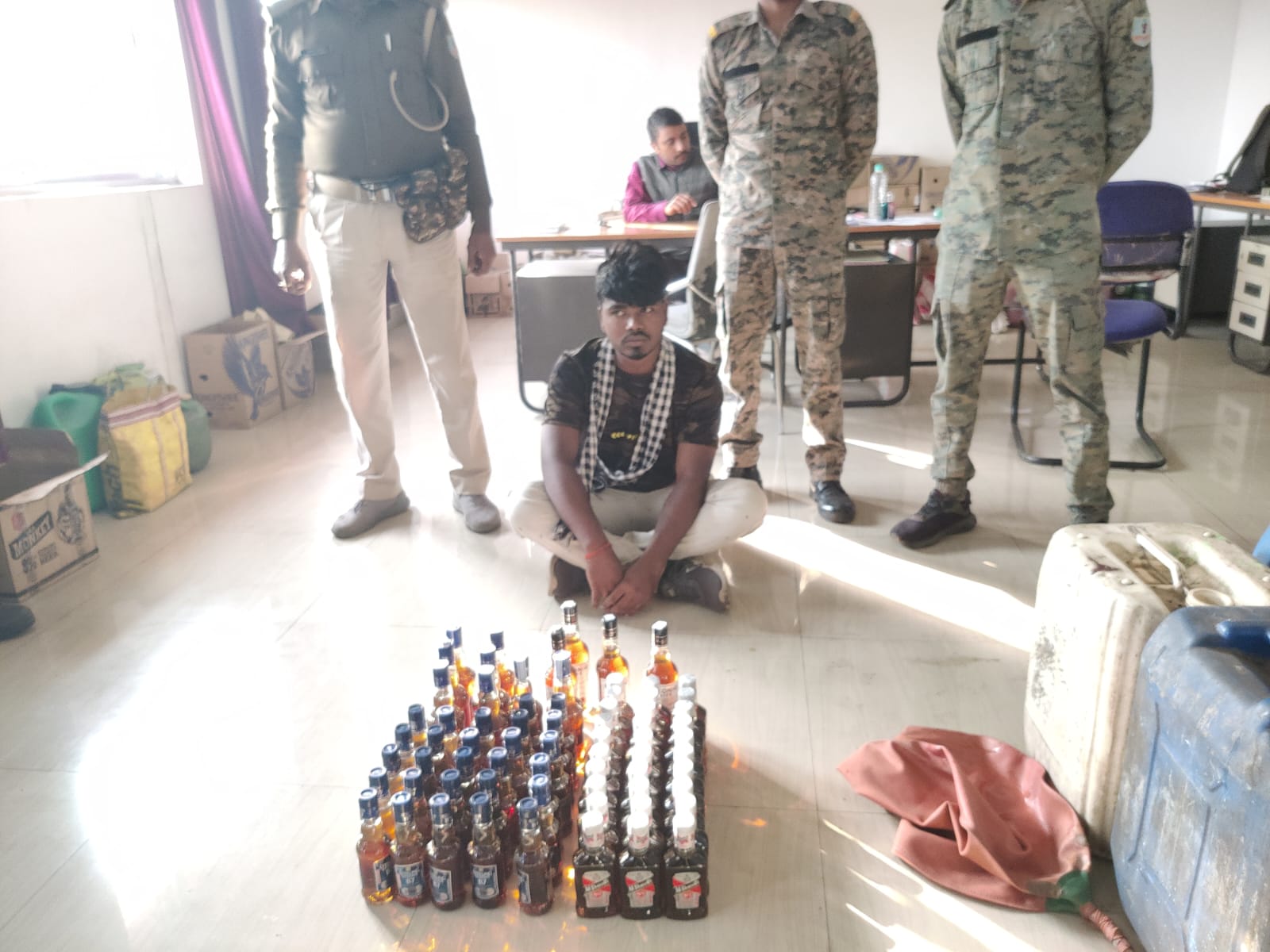 जब्त अवैध शराब के साथ तस्कर