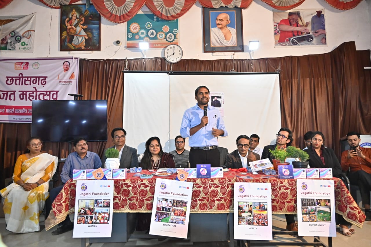 शिव सिंह वर्मा शासकीय उमावि में आयोजित स्वास्थ्य जागरूकता कार्यक्रम को संबोधित करते हुए कलेक्टर अबिनाश मिश्रा।