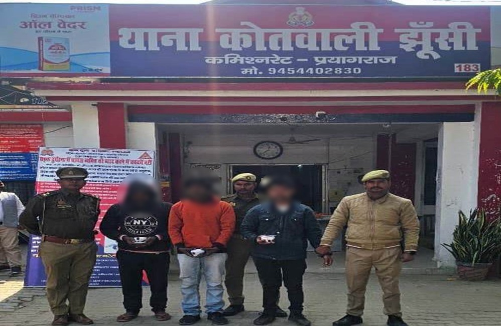 Prayagraj के झूंसी थाने में गिरफ्तार तस्करों का छाया चित्र Prayagraj के झूंसी थाने में गिरफ्तार तस्करों का छाया चित्र