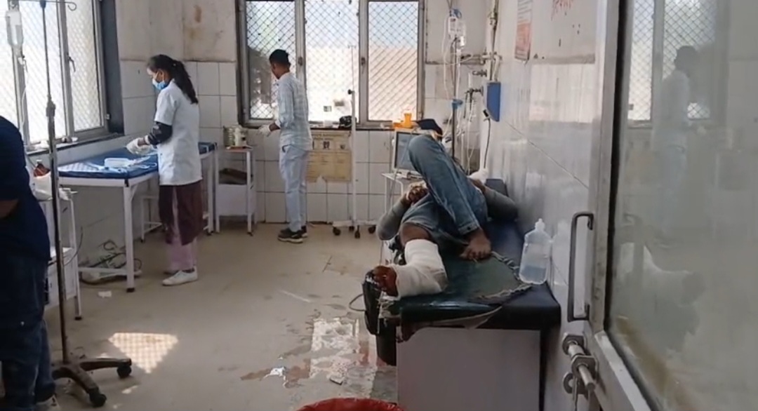 घायल के इलाज की फोटो