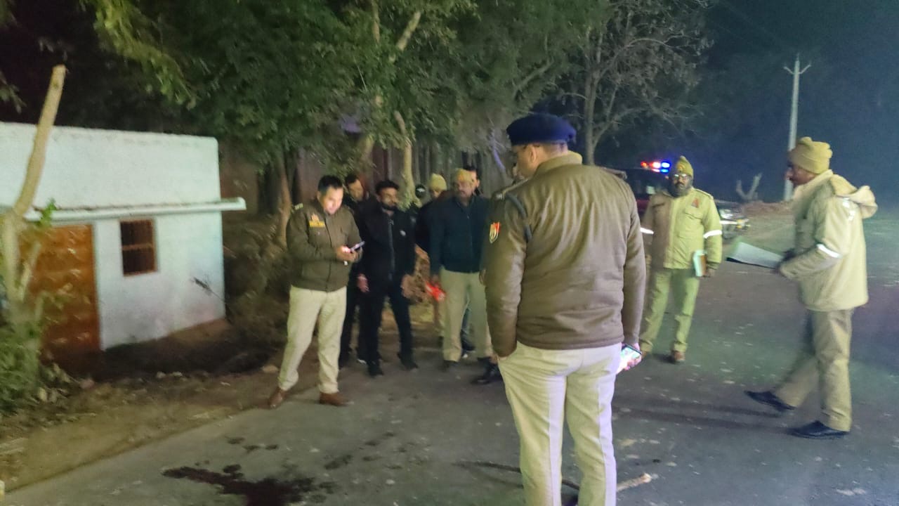 सिरौली के शिवपुरी गांव में शादी समारोह के दौरान हर्ष फायरिंग की घटना के बाद जांच करती पुलिस.