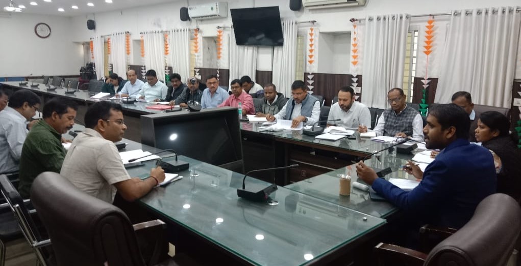 बैठक को संबोधित करते हुए कलेक्टर अबिनाश मिश्रा.