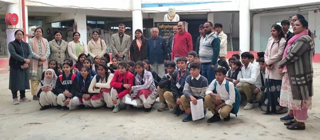 बच्चे व मुक्त विवि के अधिकारीगण