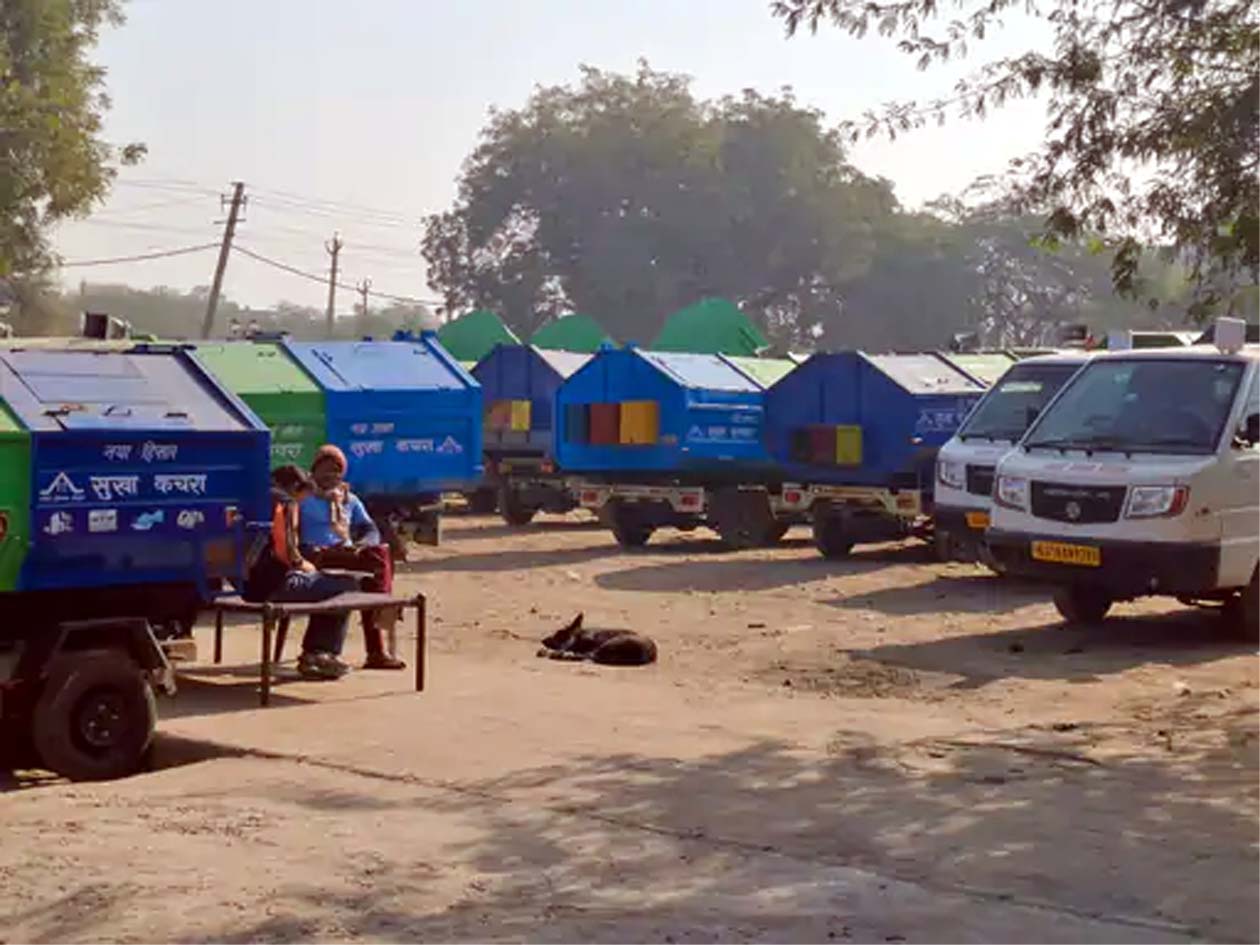 हड़ताल के दौरान खड़ी कचरा उठाने वाली गाड़ियां.