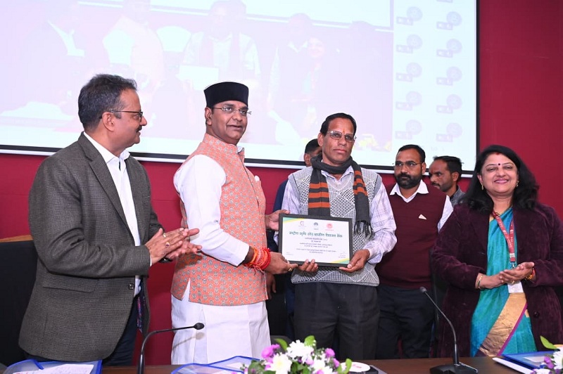 भोपाल: सहकारिता सम्मेलन में उत्कृष्ट काम करने वाली प्राथमिक कृषि साख समितियां हुईं सम्मानित