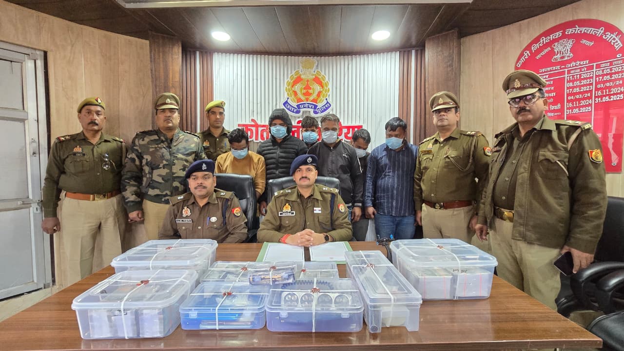 फोटो - वार्ता करते हुए  पुलिस अधीक्षक