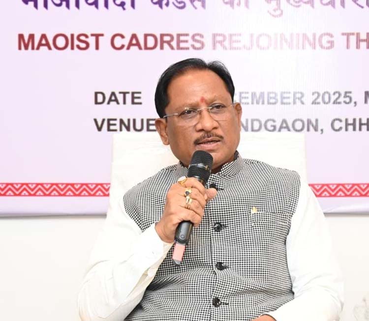 Chief Minister  विष्णुदेव साय पत्रकारवार्ता करते हुए