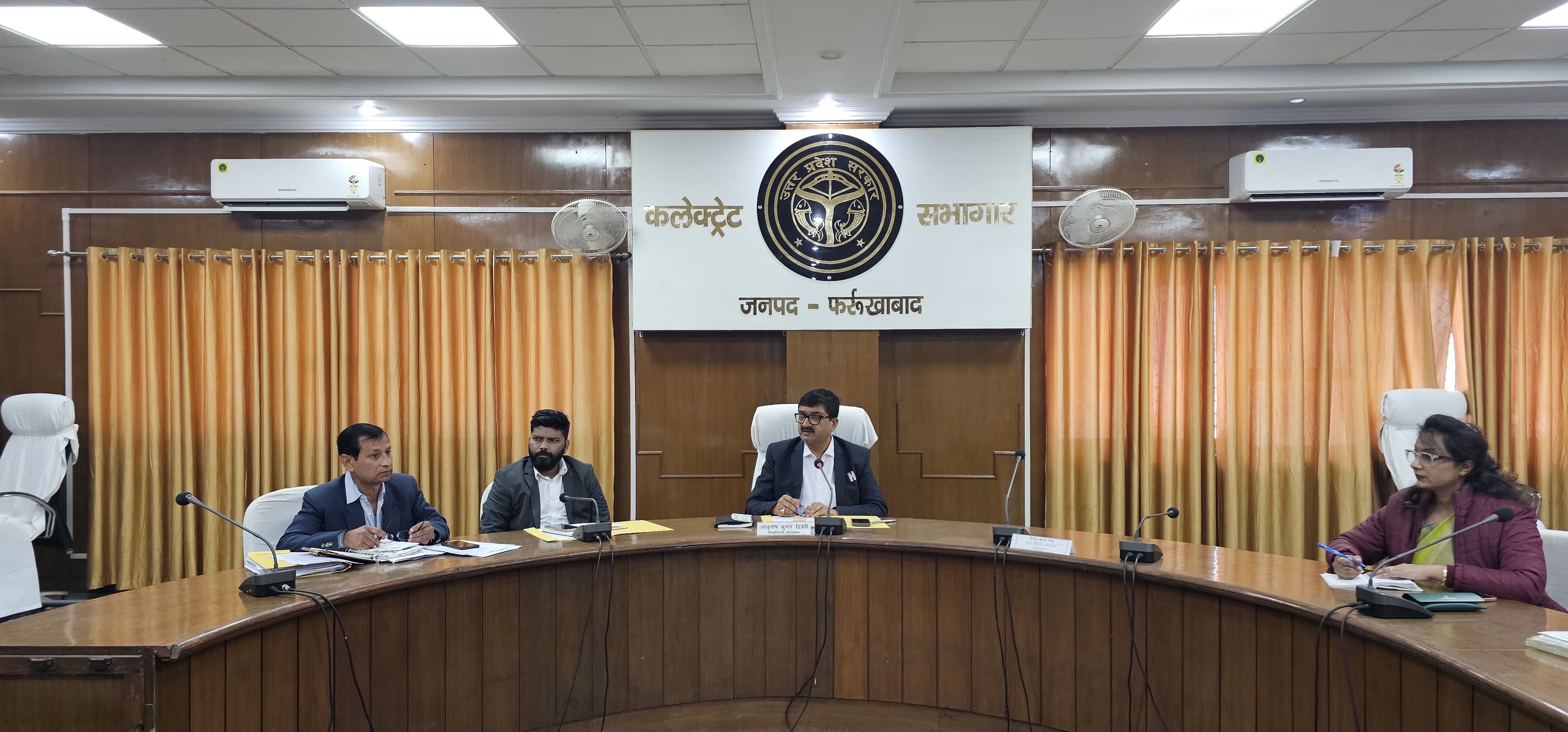 बैठक में निर्देश देते जिलाधिकारी