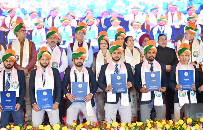 सोनीपत  राज्यपाल एवं कुलाधिपति प्रोफेसर असीम घोष खेल विश्वविद्यालय के दीक्षांत समारोह में डिग्री वितरित करते हुए