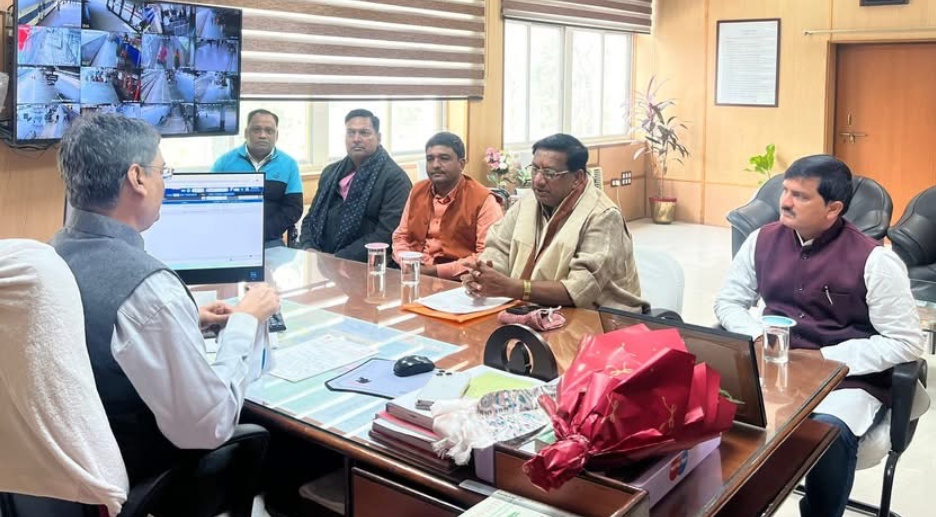 डीआरएम से मिलते विधायक