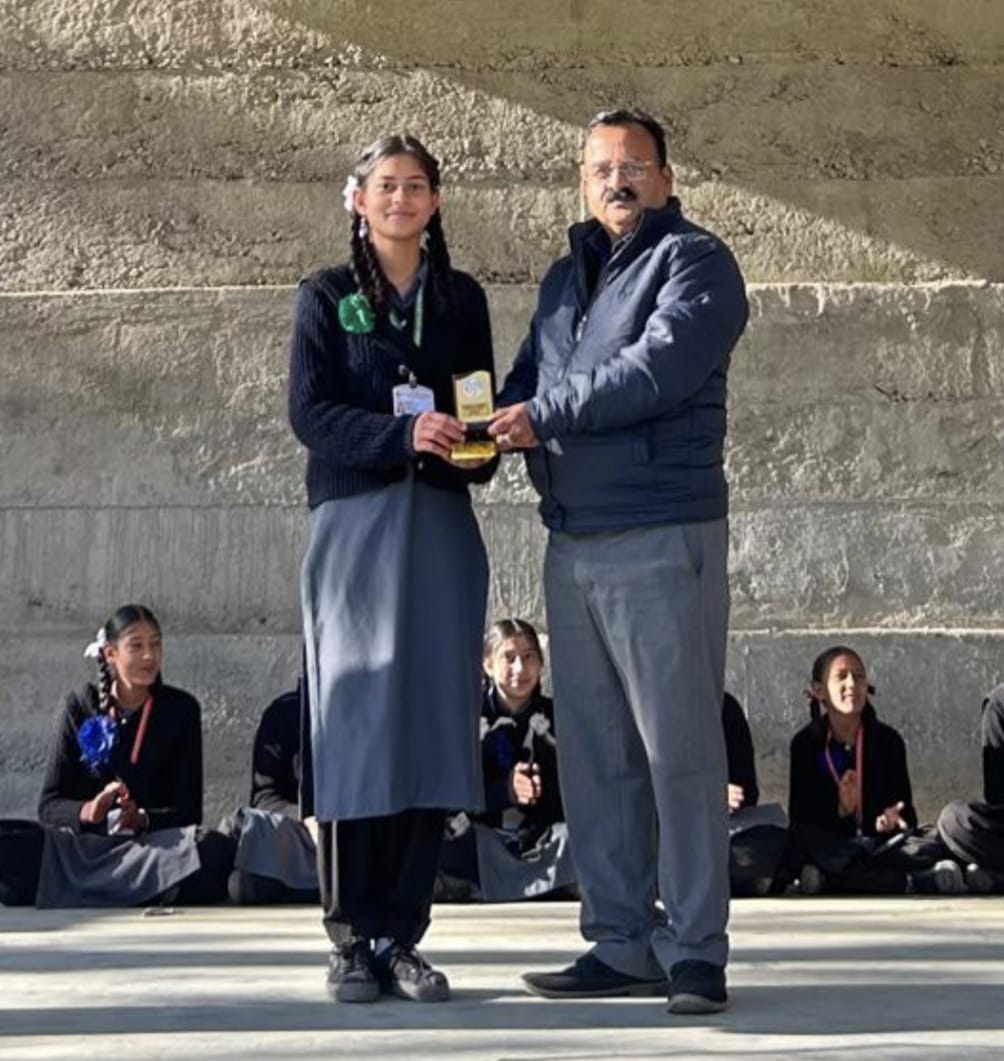 गुंजन को पुरस्कृत करते हुए प्रधानाचार्य.