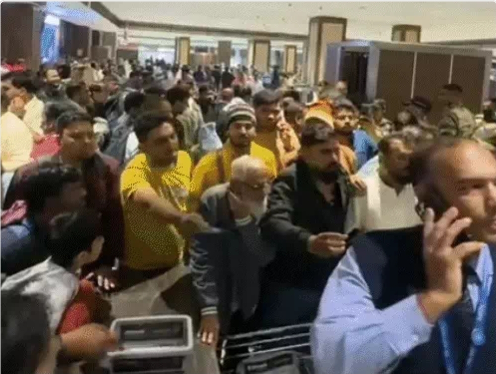 अहमदाबाद एयरपोर्ट पर भीड़ अहमदाबाद एयरपोर्ट पर भीड़