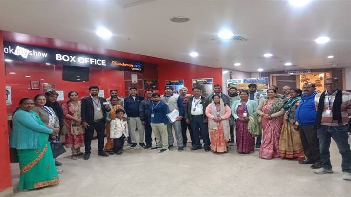 श्रेष्ठ प्रदर्शन करने वाले बीएलओ को दिखाई गई मूवी श्रेष्ठ प्रदर्शन करने वाले बीएलओ को दिखाई गई मूवी