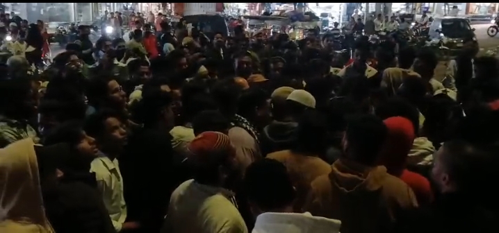 मौके पर जमा हुई भीड़