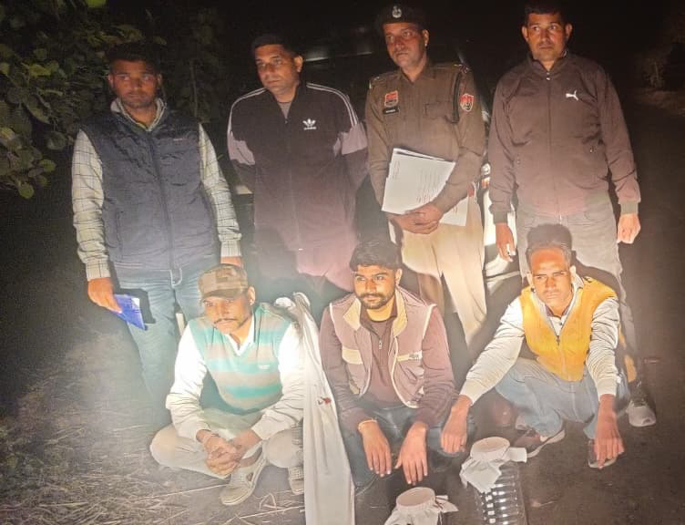 अवैध हथियारों के साथ पकड़े गए आरोपी. अवैध हथियारों के साथ पकड़े गए आरोपी.