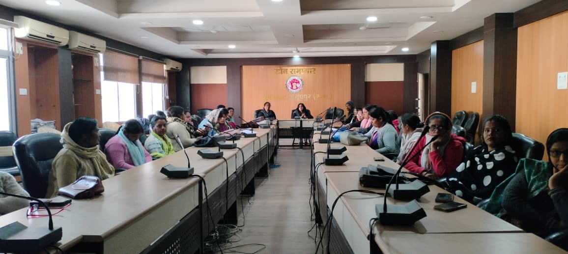 कार्यक्रम को देखते लोग