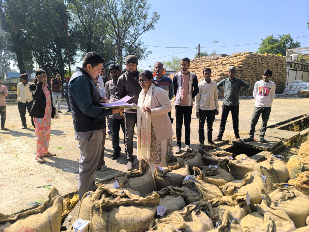 बलबहरा उपार्जन केंद्र का कलेक्टर ने किया औचक निरीक्षण