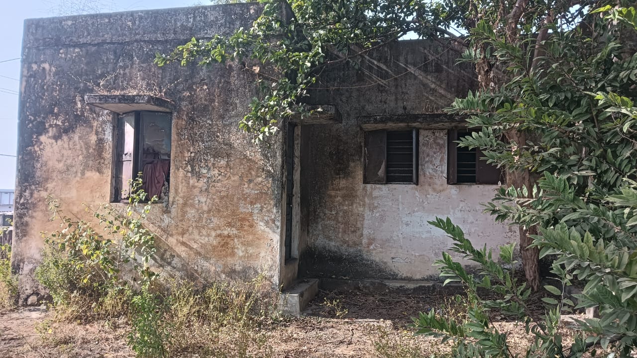 जर्जर पडा आवास