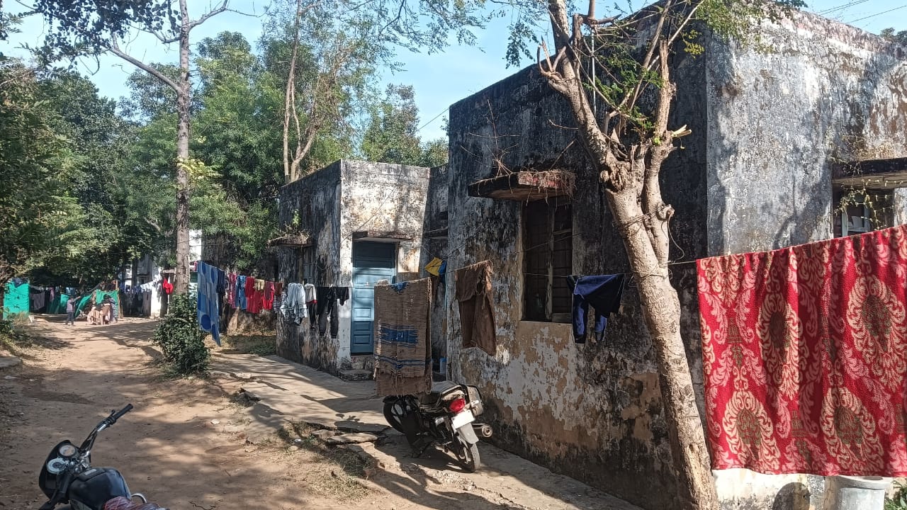 पुलिस कर्मियों जर्जर आवास मजबूर परिवार