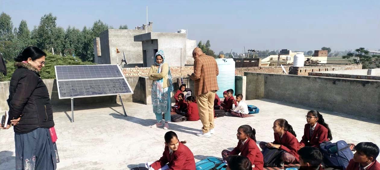 मदनपुरा के पाल मिडल स्कूल में निरीक्षण करती सीएम फ्लाइंग टीम. मदनपुरा के पाल मिडल स्कूल में निरीक्षण करती सीएम फ्लाइंग टीम.