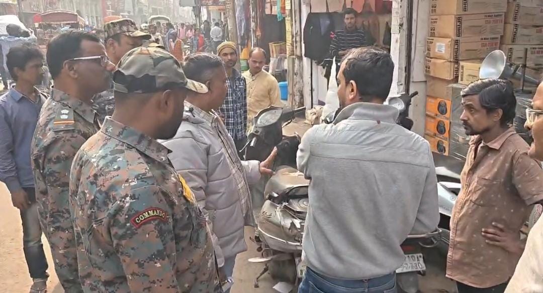 अतिक्रमण हटाती पुलिस