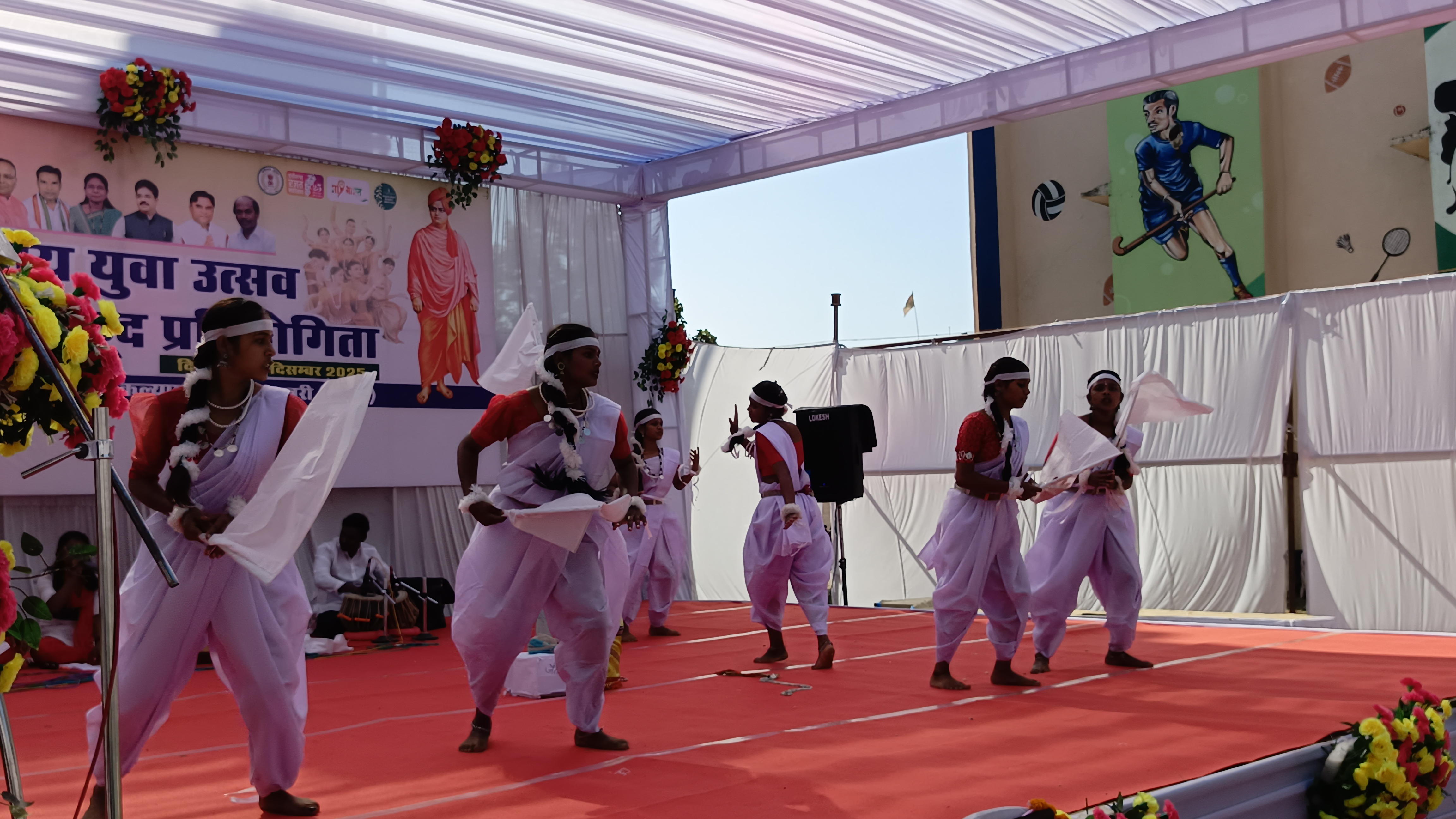 पंथी नृत्य की प्रस्तुति देते हुए कलाकार। पंथी नृत्य की प्रस्तुति देते हुए कलाकार।