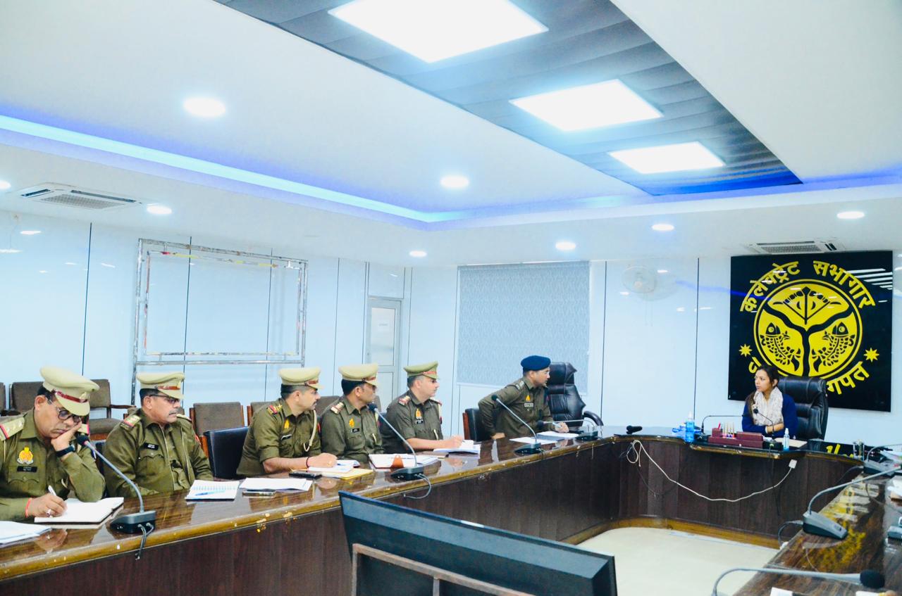 कलेक्ट्रेट सभागार में बैठक लेते डीएम अस्मिता लाल