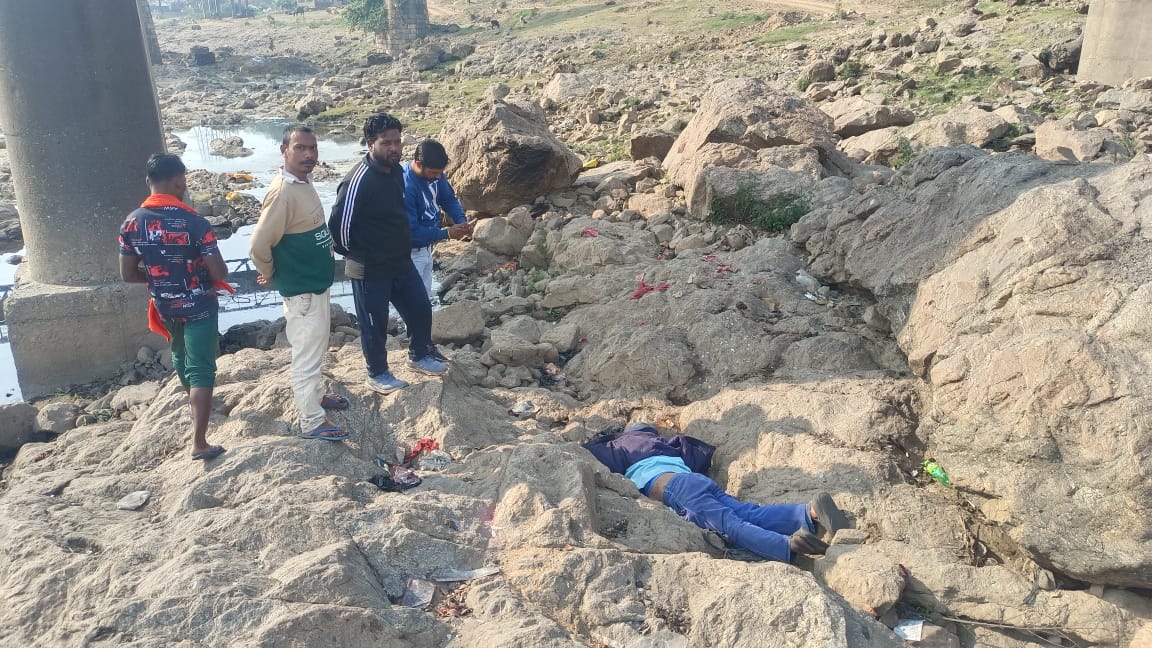 दामोदर नदी में लाश के पास मौजूद लोग दामोदर नदी में लाश के पास मौजूद लोग