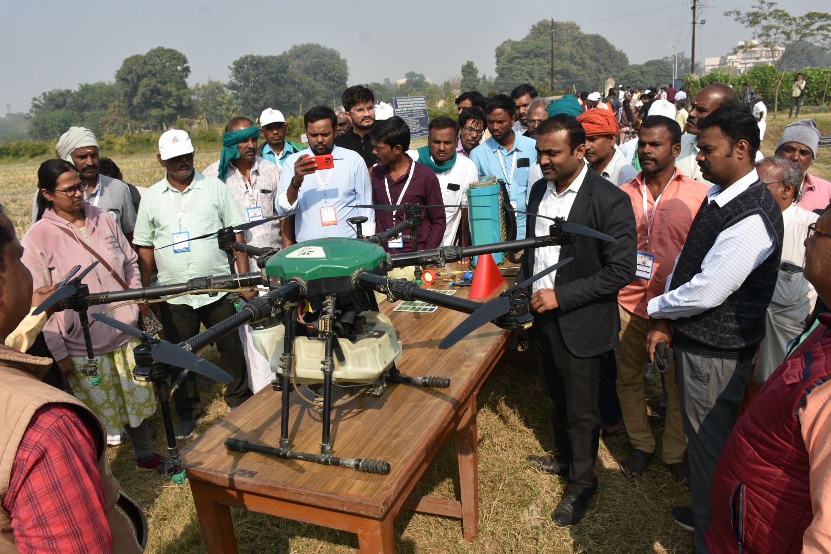 कृषि अनुसंधान फार्म में तमिल किसान कृषि अनुसंधान फार्म में तमिल किसान