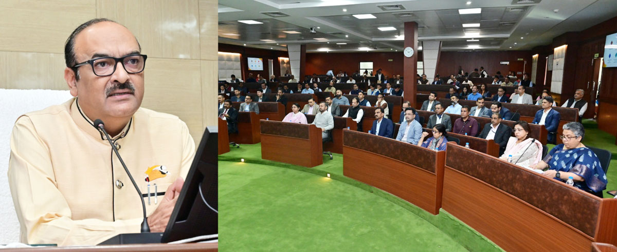 मुख्य सचिव अधिकारियाें के साथ योजनाओं की समीक्षा  करते