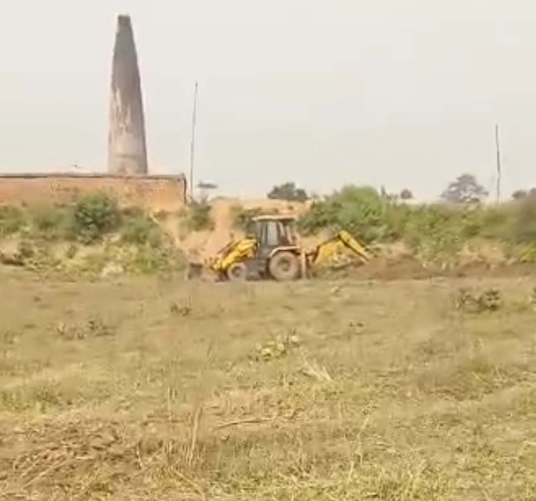 जीएम लैंड पर चलता जेसीबी