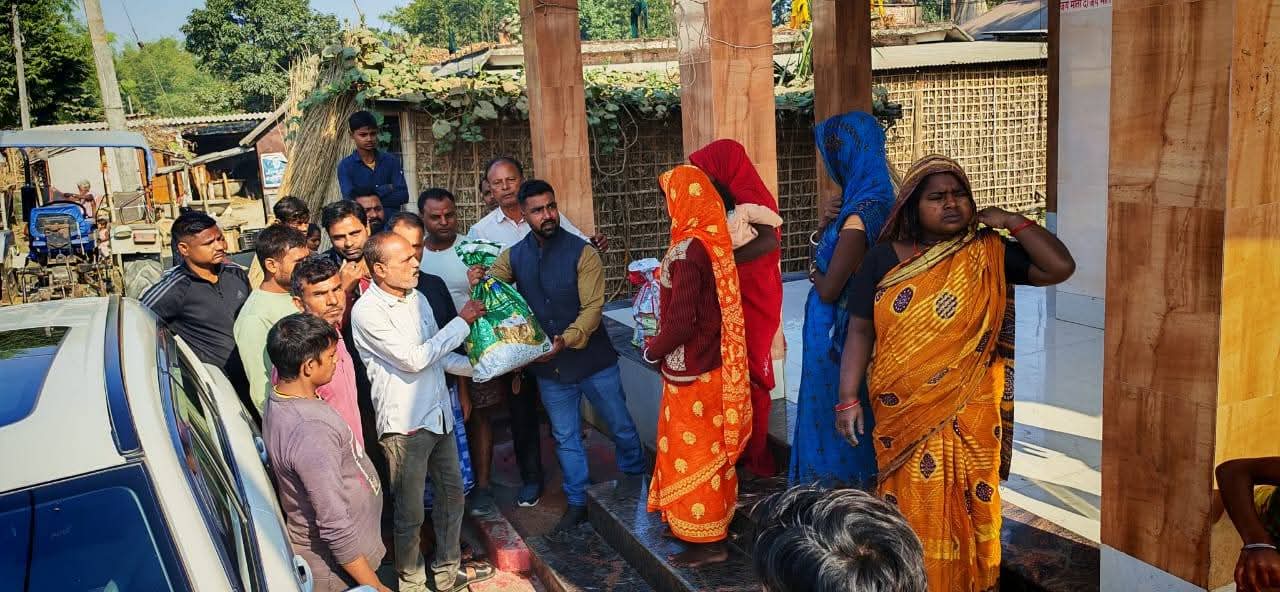 अररिया फोटो:अग्नि पीड़ितों के बीच राहत सामग्री का वितरण