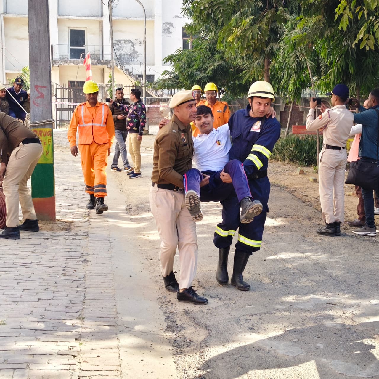 मॉक ड्रिल में भाग लेते हुए अधिकारी व कर्मचारी.